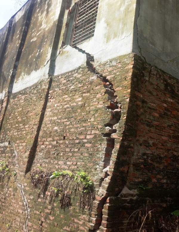 Thêm 15 nhà dân có nguy cơ “trượt” xuống sông Đà - 6 Thêm 15 nhà dân có nguy cơ “trượt” xuống sông Đà - 6