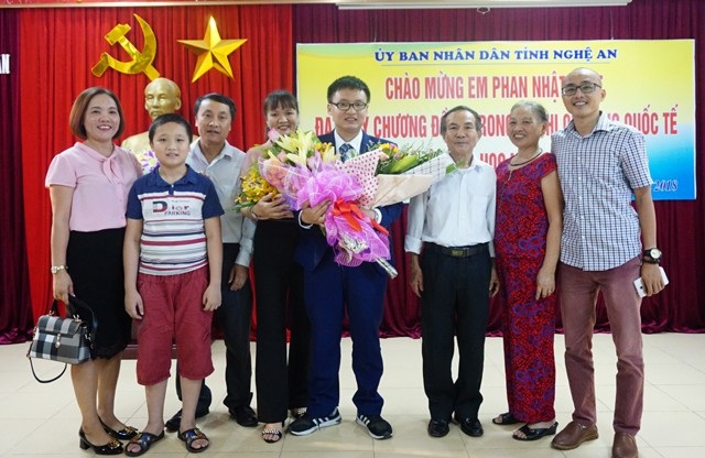 Nam sinh giành huy chương Đồng Olympic Hóa học quốc tế: Muốn trở thành bác sĩ giỏi - 3 Phan Nhật Duật và người thân