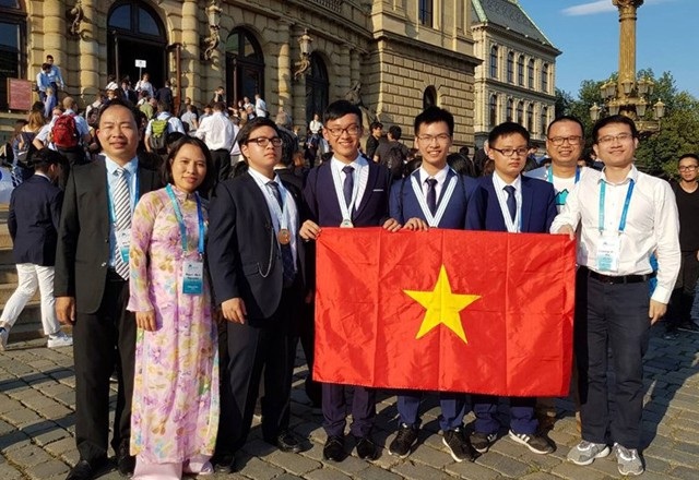 Nam sinh giành huy chương Đồng Olympic Hóa học quốc tế: Muốn trở thành bác sĩ giỏi - 1 Đội tuyển Việt Nam tham dự Olympic Hóa học quốc tế (Phan Nhật Duật đứng thứ 3 từ phải qua) - ảnh NVCC