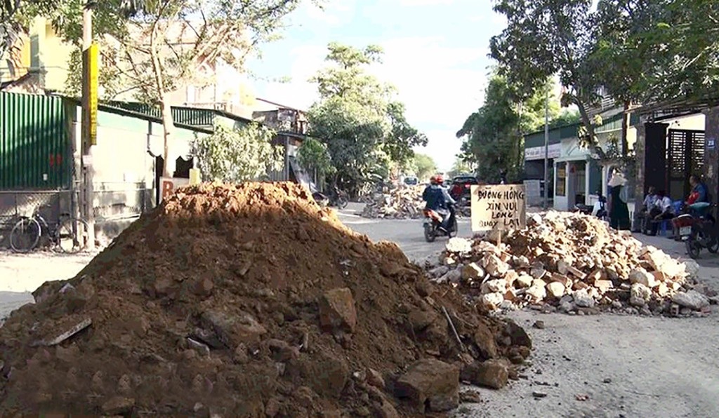 1km đường, 4 năm làm không xong, dân kêu mãi không thấu - 13 Trước đó, vào ngày 30/5/2018, trên tuyến đường này một số hộ dân đã đem đất, đá đổ thành đống cao trên mặt đường nhằm ngăn không cho xe tải trọng lớn lưu thông, gây ảnh hưởng đến giao thông.
