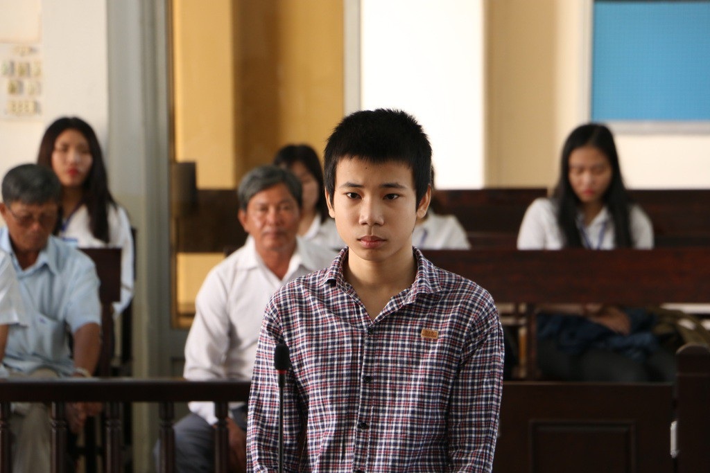 Thanh niên dùng dao cắt cổ người chạy xe ôm để cướp xe máy - 1 Bị cáo Lê Bá Lâm tại phiên tòa sáng nay