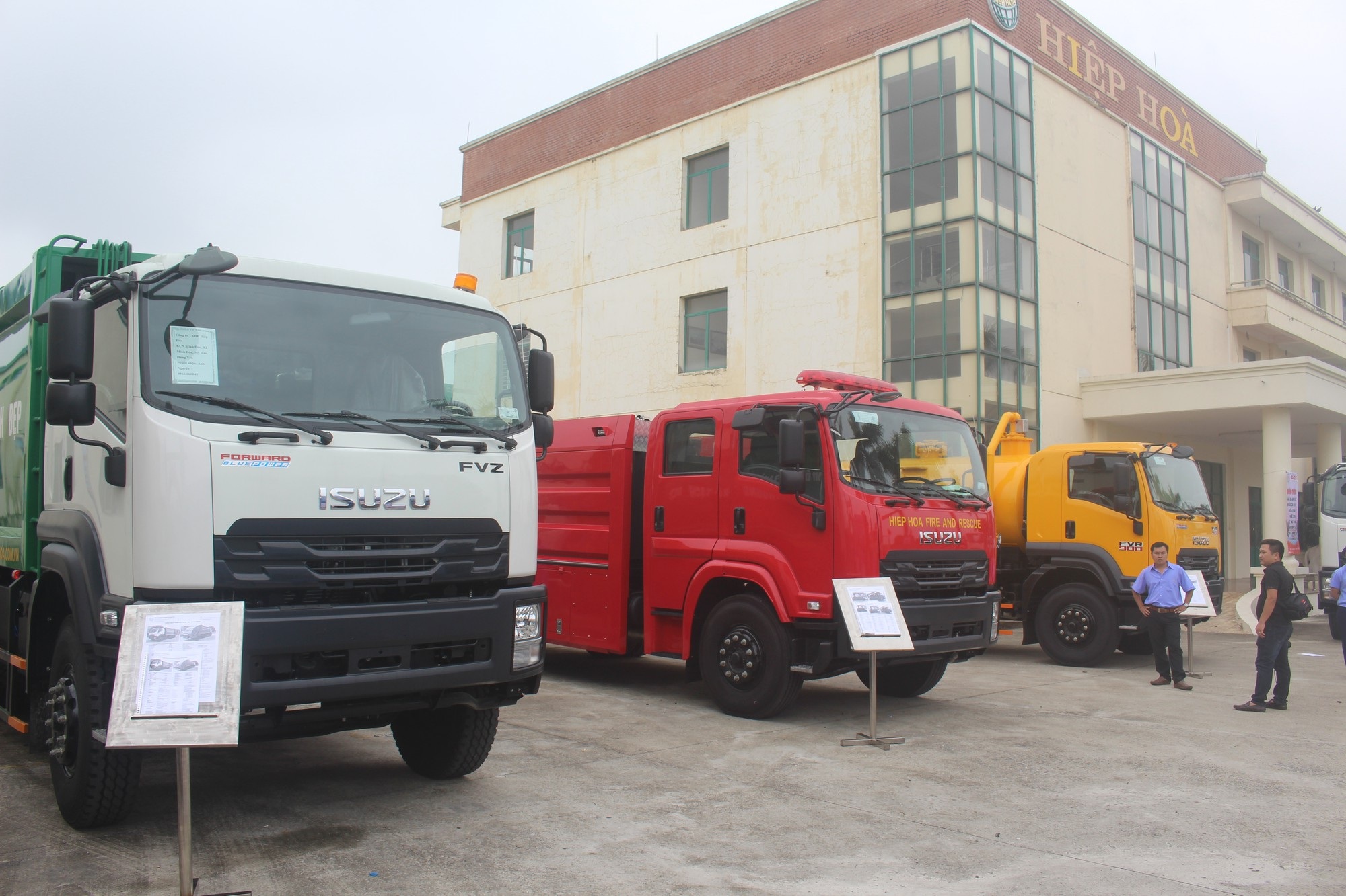 Isuzu Việt Nam hợp tác với Hiệp Hòa sản xuất xe chuyên dùng vừa tốt vừa rẻ - 3 Một số sản phẩm xe chuyên dùng do hai bên kết hợp sản xuất. (Ảnh: Hồng Vân)