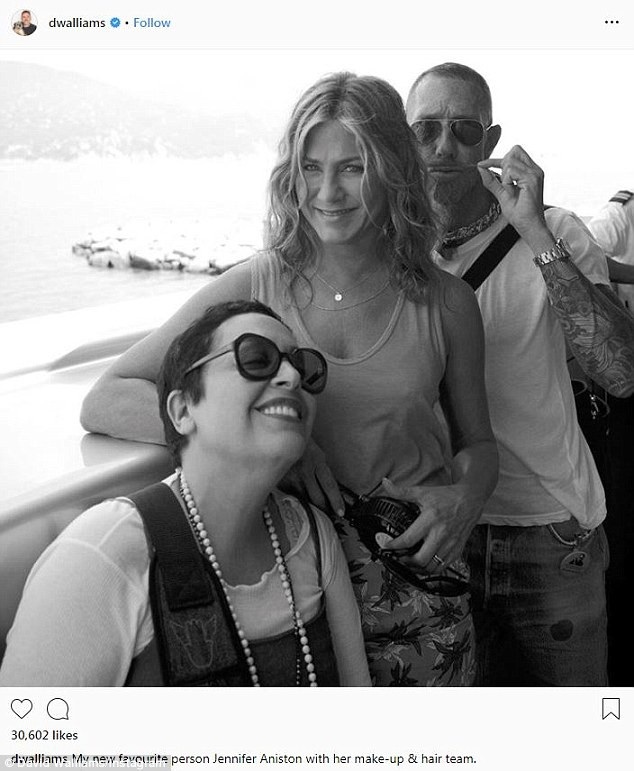 Jennifer Aniston xinh đẹp tại phim trường - 5
Nữ diễn viên 39 tuổi cân bằng cuộc sống bằng cách ở bên bạn bè, tập trung làm việc và chăm sóc bản thân sau khi ly dị người chồng thứ hai.