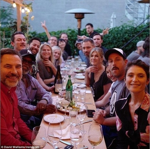 Jennifer Aniston xinh đẹp tại phim trường - 6
Bạn bè nhận xét, Jennifer sống rất vui vẻ, thoải mái dù vẫn đang hoàn tất thủ tục ly dị.