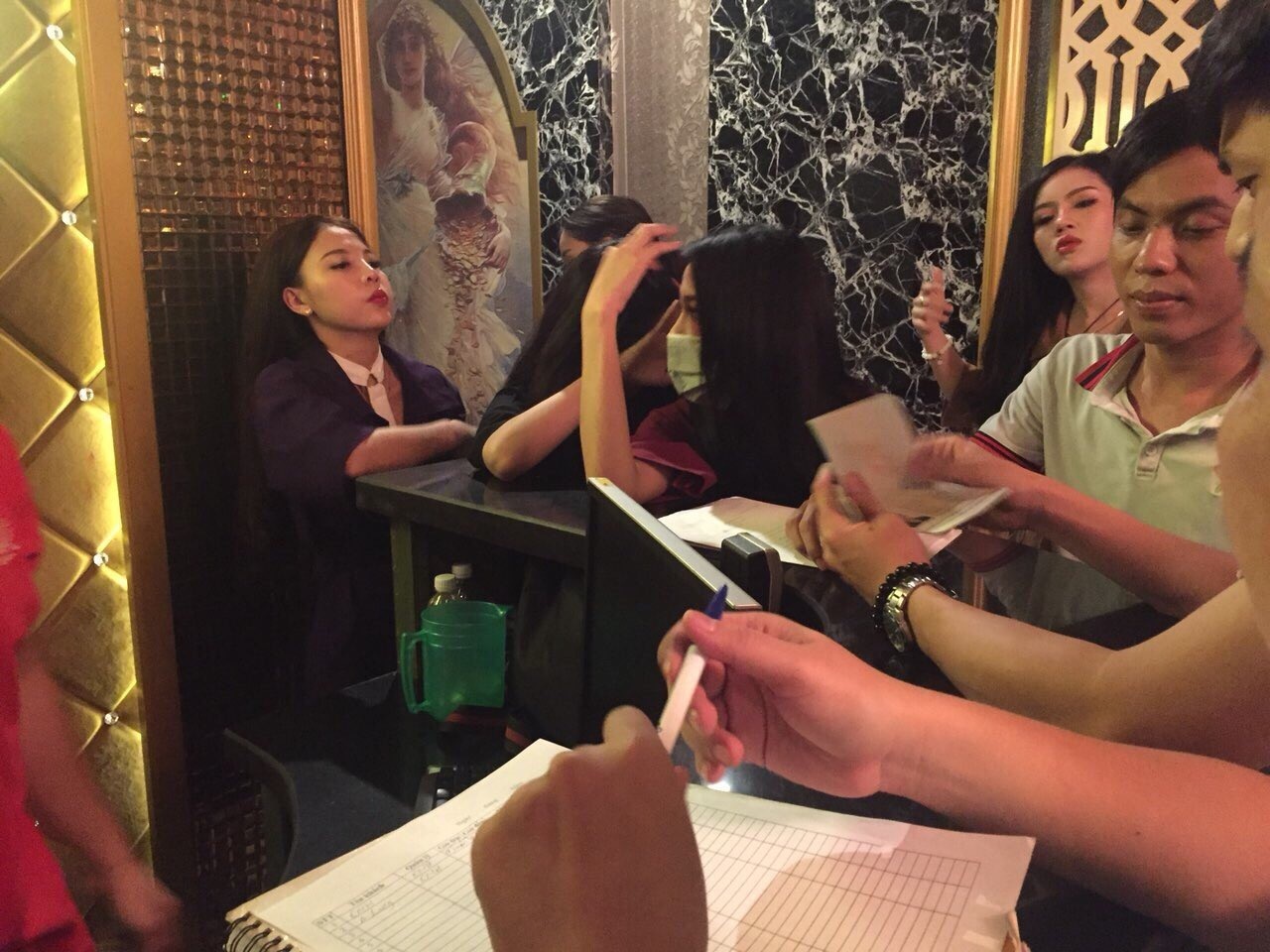 Nhà hàng bia ôm đóng cửa tránh đoàn kiểm tra - 7 Nhà hàng bia ôm đóng cửa tránh đoàn kiểm tra - 7