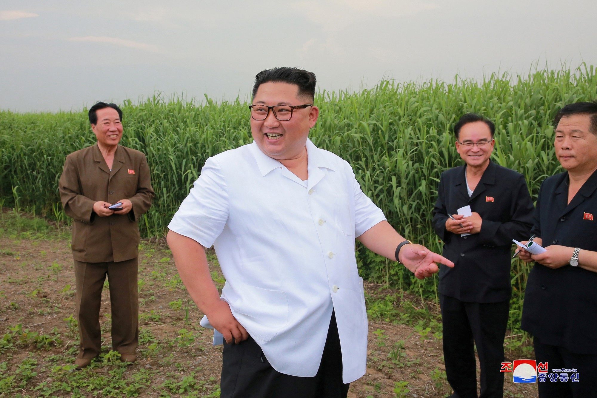 Khi ông Kim Jong-un “rời xa” các cơ sở tên lửa - 1 Nhà lãnh đạo Kim Jong-un tới thăm huyện Sindo, tỉnh Bắc Phyongan hồi tháng 6.
