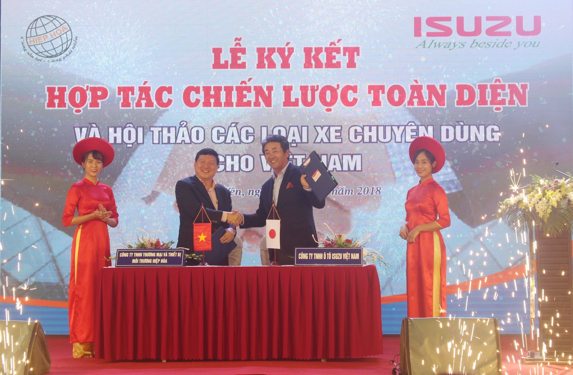 Isuzu Việt Nam hợp tác với Hiệp Hòa sản xuất xe chuyên dùng vừa tốt vừa rẻ - 1 Công ty TNHH Ô tô Isuzu Việt Nam ký kết hợp tác chiến lược với Công ty TNHH Thương mại & Thiết bị Môi trường Hiệp Hòa vào sáng 31/7 vừa qua. (Ảnh: Hồng Vân)