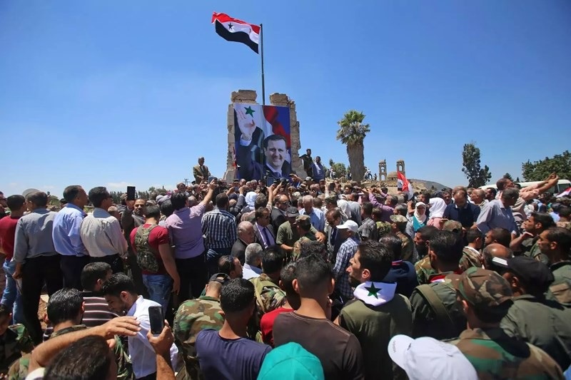 Đồng minh Mỹ kêu gọi ngừng chống Assad, cứu lấy Syria - 1
Binh sĩ Syria treo cờ tổ quốc ở thị trấn Quneitra ở Cao nguyên Golan phía Syria hôm 27-7. Ảnh: Newsweek