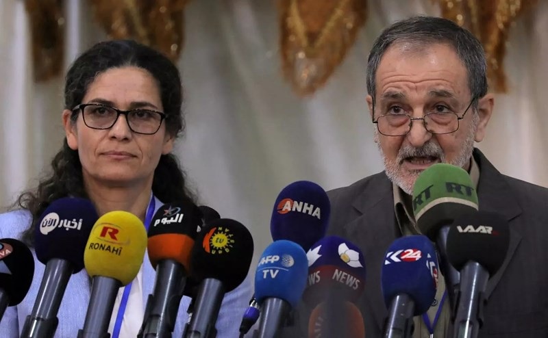 Đồng minh Mỹ kêu gọi ngừng chống Assad, cứu lấy Syria - 2
Ilham Ahmed và Riad Darar, đồng chủ tịch SDC tại phiên họp thứ ba ở Tabqa, Syria hôm 16-7. Ảnh: Newsweek