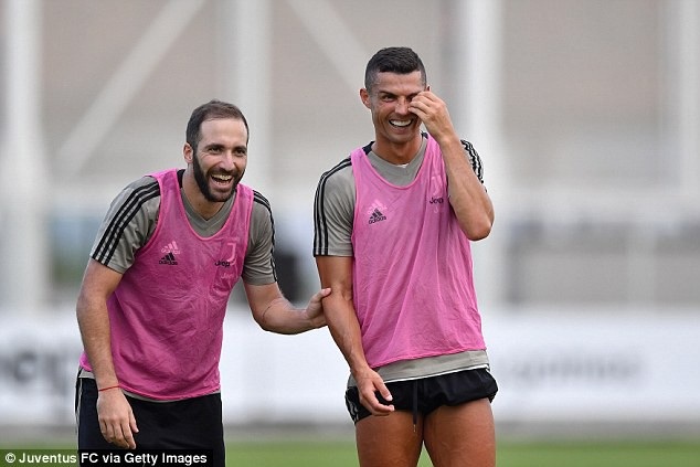 C.Ronaldo đầy hứng khởi trong buổi tập đầu tiên cùng Juventus - 3 C.Ronaldo đầy hứng khởi trong buổi tập đầu tiên cùng Juventus - 3
