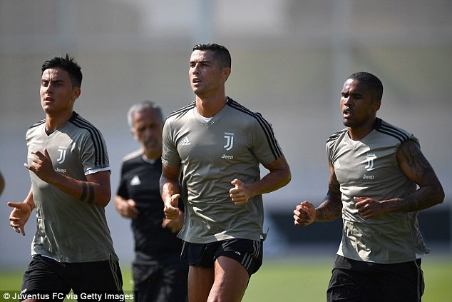 C.Ronaldo đầy hứng khởi trong buổi tập đầu tiên cùng Juventus - 5 C.Ronaldo đầy hứng khởi trong buổi tập đầu tiên cùng Juventus - 5