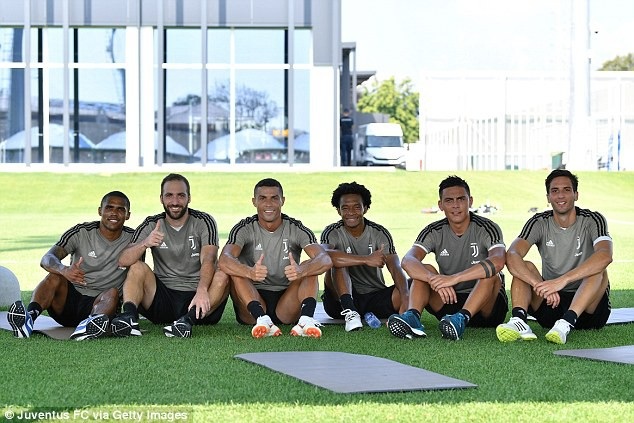 C.Ronaldo đầy hứng khởi trong buổi tập đầu tiên cùng Juventus - 7 C.Ronaldo đầy hứng khởi trong buổi tập đầu tiên cùng Juventus - 7