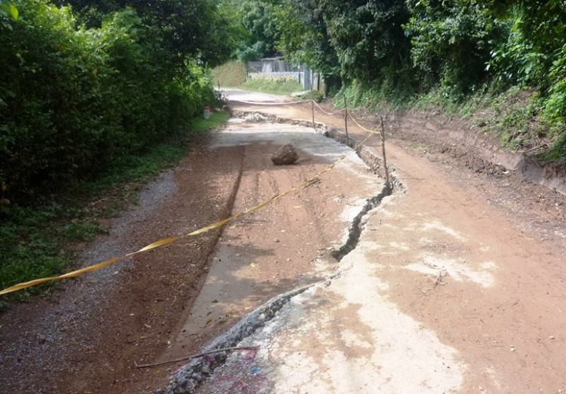 Thêm 15 nhà dân có nguy cơ “trượt” xuống sông Đà - 2 Thêm 15 nhà dân có nguy cơ “trượt” xuống sông Đà - 2