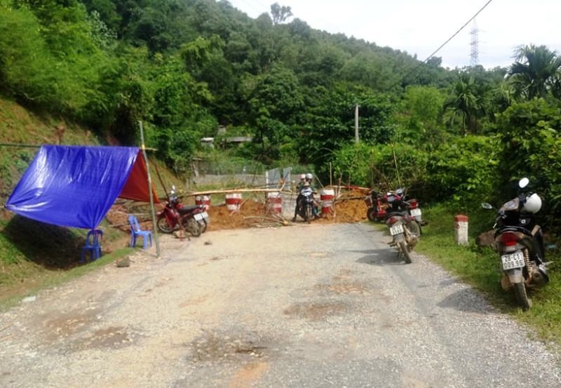 Thêm 15 nhà dân có nguy cơ “trượt” xuống sông Đà - 4
Chính quyền địa phương cấm đường không cho các phương tiện qua lại nơi nguy hiểm.