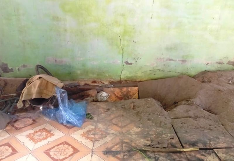 Thêm 15 nhà dân có nguy cơ “trượt” xuống sông Đà - 5 Thêm 15 nhà dân có nguy cơ “trượt” xuống sông Đà - 5