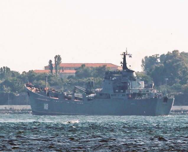 Tàu Nga chở vũ khí hướng về Syria - 1 Tàu Nga chở vũ khí qua eo biển Bosporus (Ảnh: Almasdar News)