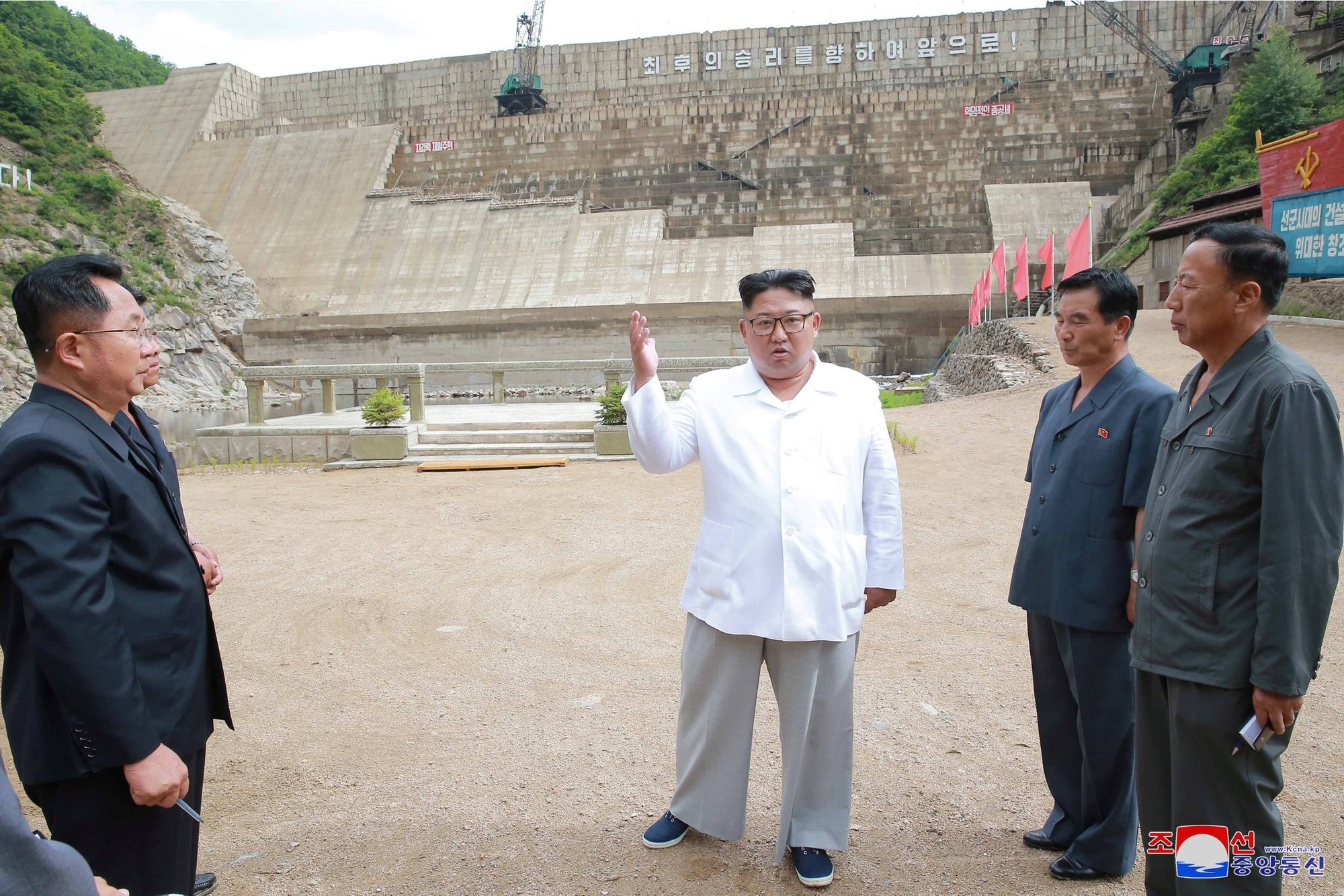Khi ông Kim Jong-un “rời xa” các cơ sở tên lửa - 11 Ông Kim Jong-un đến thăm nhà máy điện Orangchon đang được xây dựng ở Bình Nhưỡng.