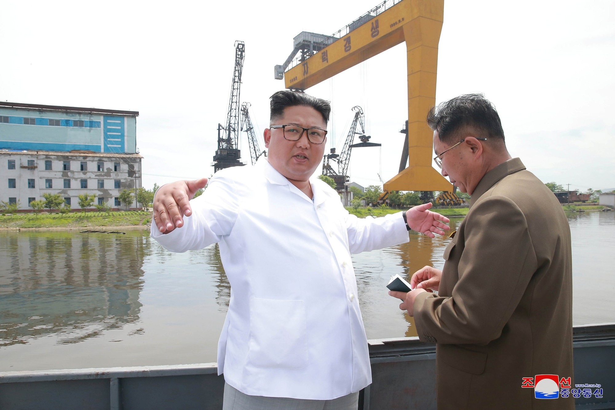 Khi ông Kim Jong-un “rời xa” các cơ sở tên lửa - 12 Một quân nhân ghi chép chỉ đạo của ông Kim Jong-un trong chuyến thăm của nhà lãnh đạo Triều Tiên tới xưởng đóng tàu Chongjin.