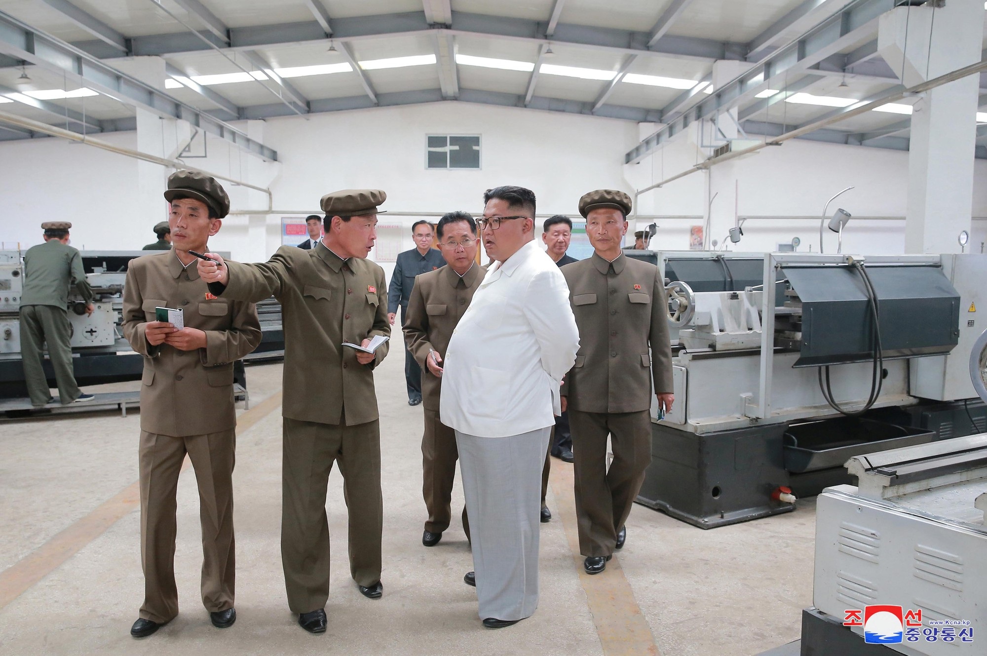 Khi ông Kim Jong-un “rời xa” các cơ sở tên lửa - 13 Ông Kim Jong-un thăm một nhà máy cơ khí thuộc Tổ hợp cơ khí khai thác than Ranam.