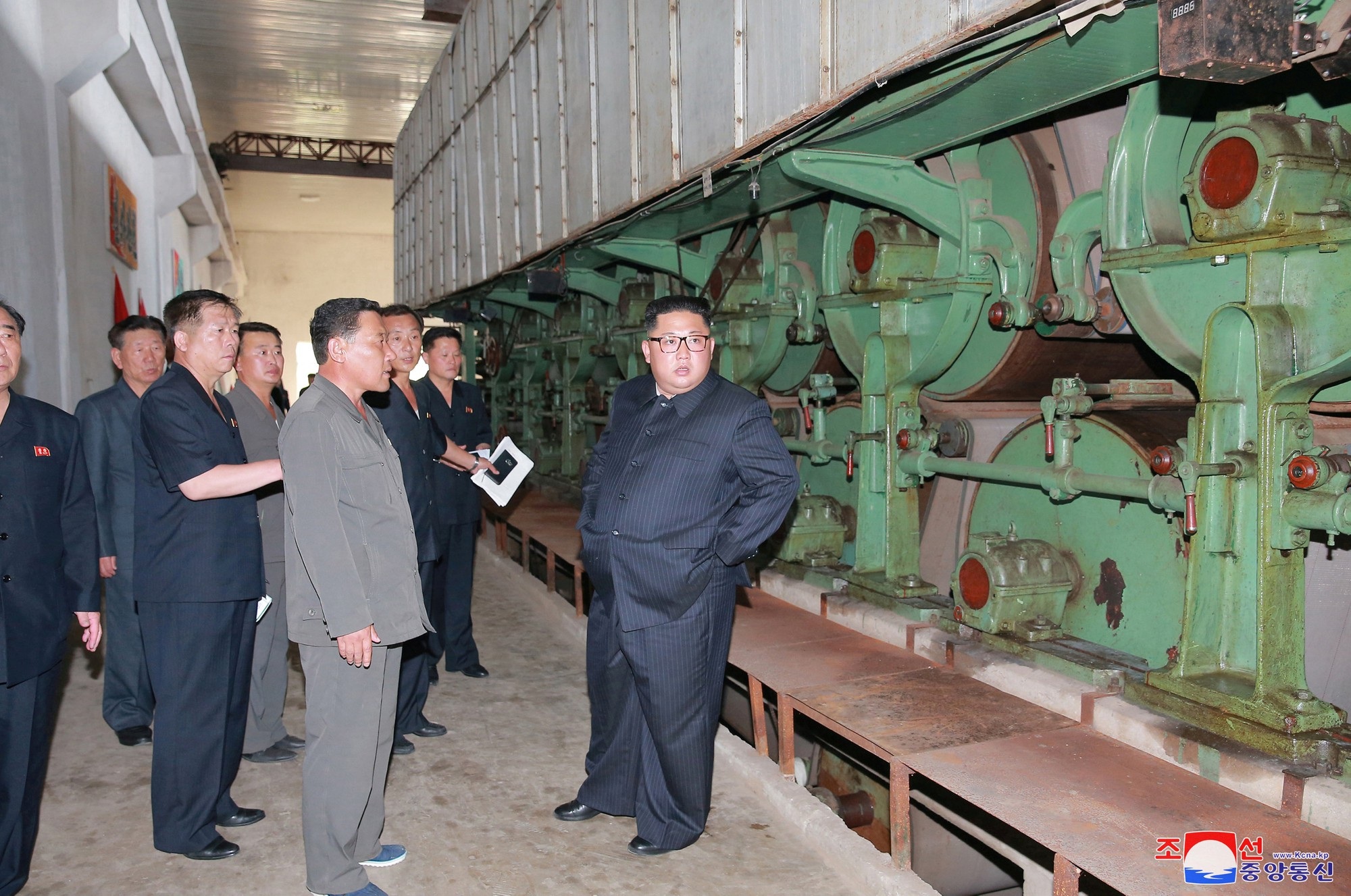 Khi ông Kim Jong-un “rời xa” các cơ sở tên lửa - 14 Nhà lãnh đạo Triều Tiên thị sát nhà máy ở Sinuiju hồi đầu tháng 7.