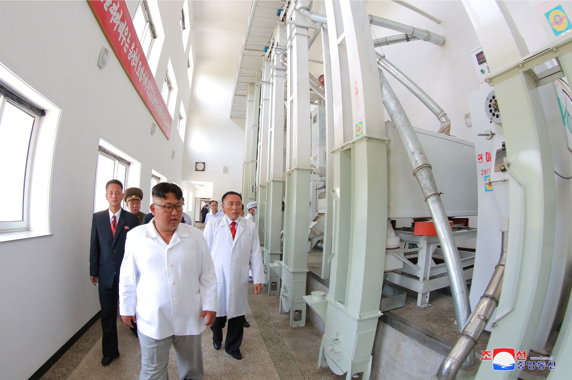 Khi ông Kim Jong-un “rời xa” các cơ sở tên lửa - 15 Ông Kim Jong-un thăm nhà máy 525 tại Triều Tiên.