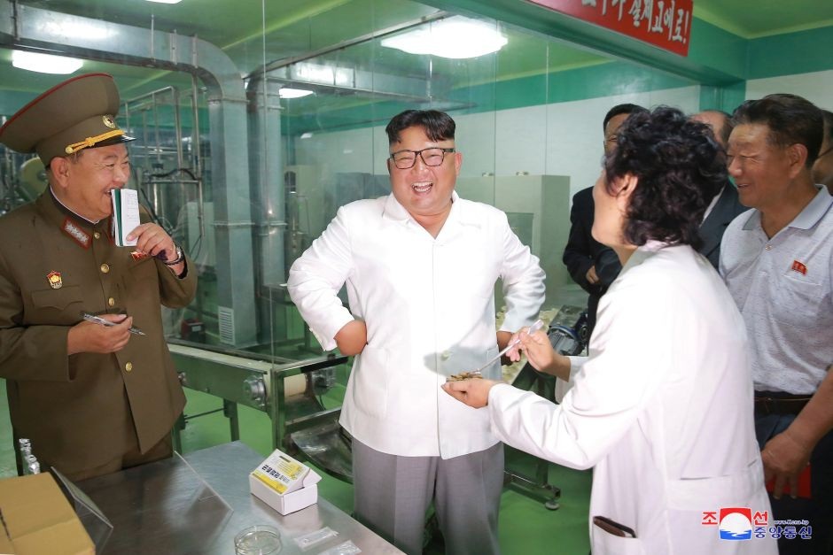 Khi ông Kim Jong-un “rời xa” các cơ sở tên lửa - 3 Ông Kim Jong-un tới thăm một nhà máy ở Bình Nhưỡng.