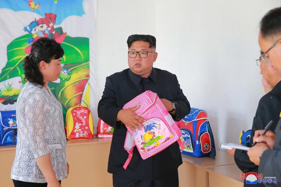 Khi ông Kim Jong-un “rời xa” các cơ sở tên lửa - 5 Ông Kim Jong-un cầm trên tay một chiếc balo khi tới thăm nhà máy sản xuất túi học sinh Chungjin tại Bình Nhưỡng.