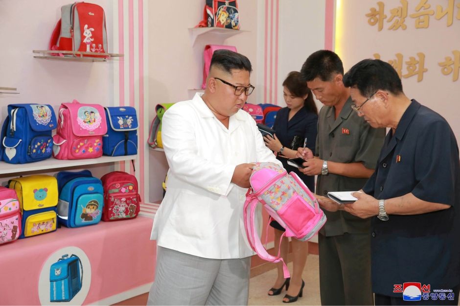 Khi ông Kim Jong-un “rời xa” các cơ sở tên lửa - 7 Nhà lãnh đạo Triều Tiên và phu nhân tới thăm một nhà máy sản xuất túi xách tại Bình Nhưỡng.