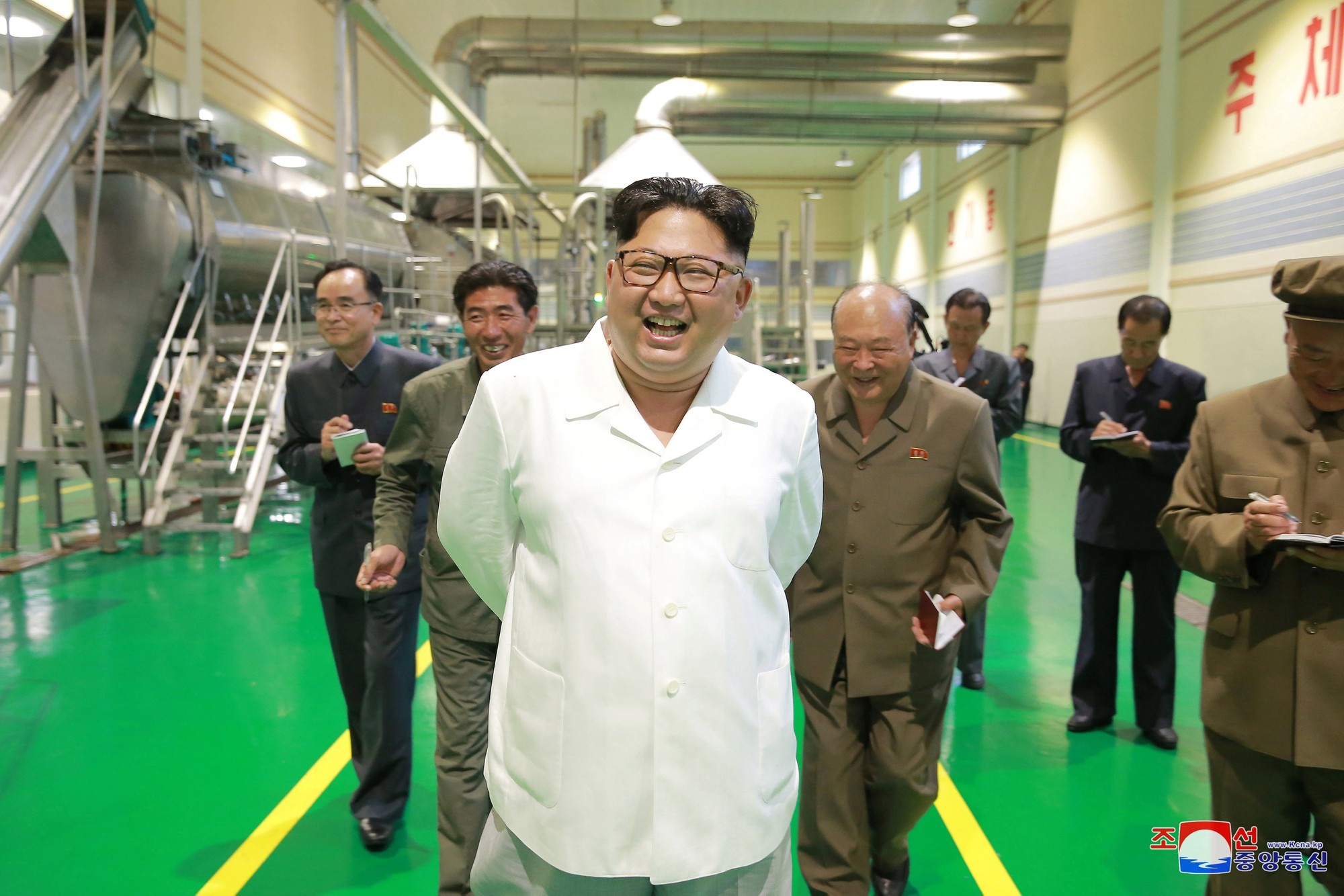 Khi ông Kim Jong-un “rời xa” các cơ sở tên lửa - 9 Ông Kim Jong-un thăm nhà máy sản xuất bột khoai tây tại Triều Tiên.