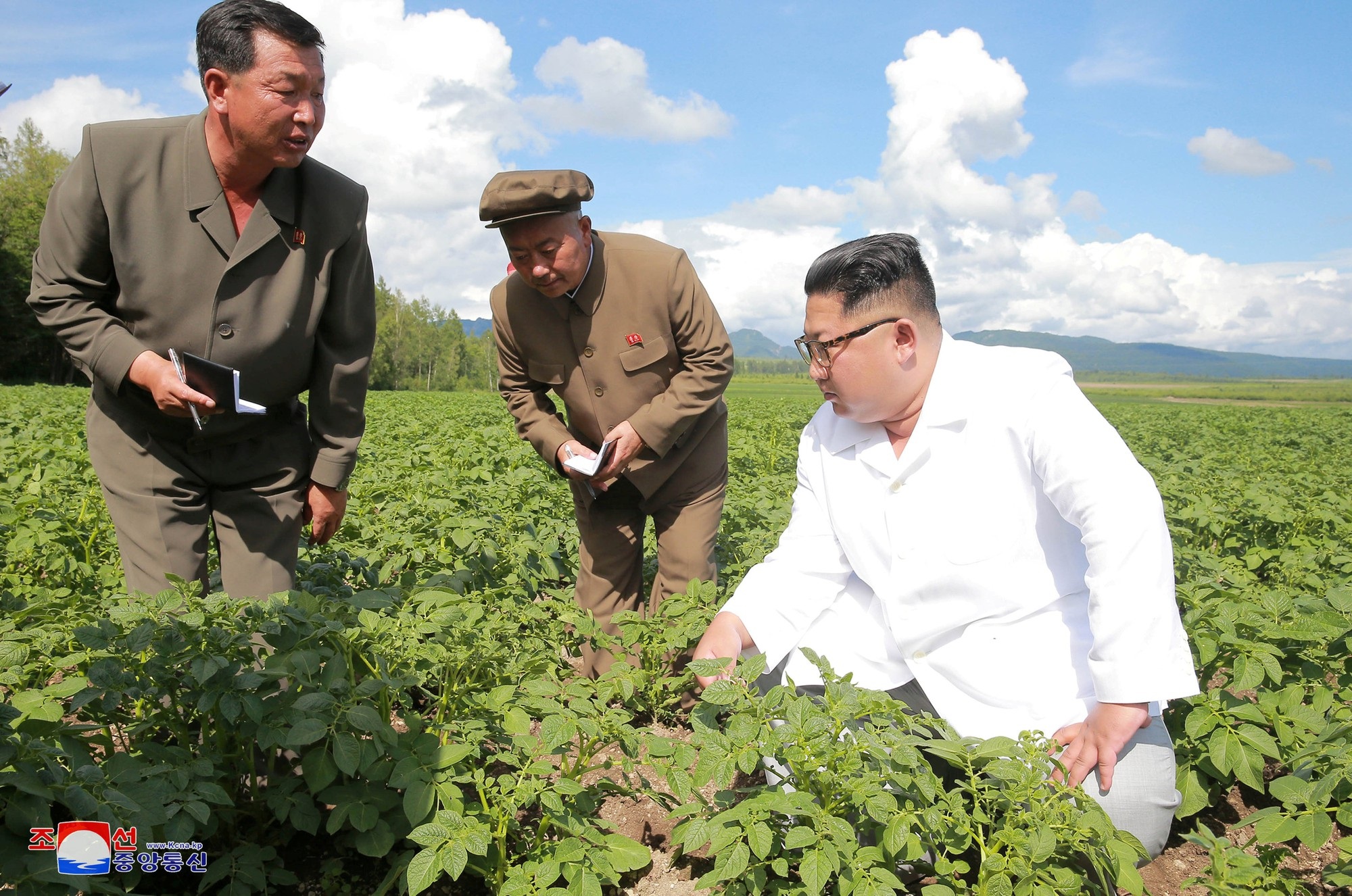 Khi ông Kim Jong-un “rời xa” các cơ sở tên lửa - 10 Nhà lãnh đạo Triều Tiên trực tiếp chỉ đạo công việc tại một nông trại.