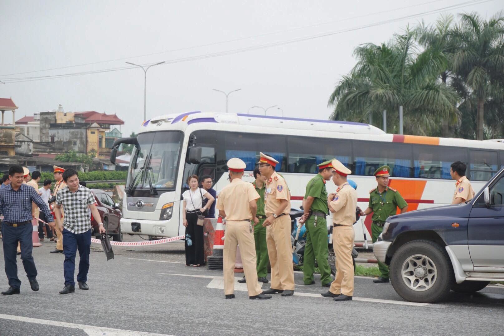 Dựng lại hiện trường vụ xe khách tông xe cứu hỏa trên cao tốc Pháp Vân - 8
Lực lượng chứng năng có mặt tại buổi dựng hiện trường vụ tai nạn.