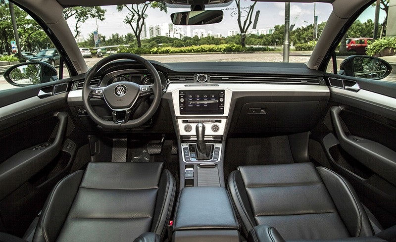 Volkswagen Passat có thêm phiên bản mới tại Việt Nam, giá bán 1,4 tỉ đồng - 2 Passat BlueMotion Comfort có hàng ghế trước chỉnh điện, tích hợp chức năng massage cho ghế lái, điều hoà tự động, hệ thống giải trí màn hình cảm ứng 8 inch có hỗ trợ kết nối USB/bluetooth/AUX, hệ thống khởi động bằng nút bấm…