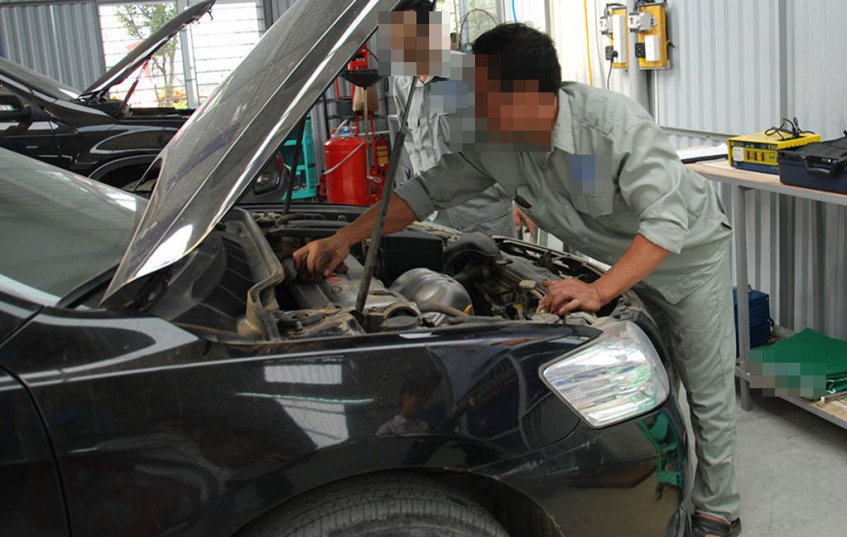 Xe cũ giá rẻ: Chớ ham giá bèo kẻo gặp “vạ” xe ngập nước - 2 Theo các thợ sửa xe chuyên nghiệp, nếu xe bị ngập nước mà chưa bị thủy kích, chữa sẽ dễ hơn và khó bị phát hiện, còn xe bị thủy kích, khiến biến dạng tay biên hoặc piston dễ phát hiện hơn.