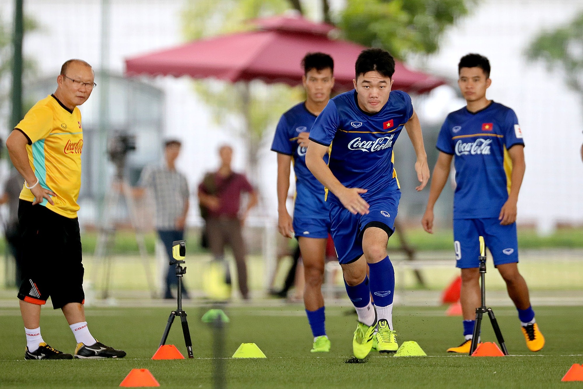 Xuân Trường đã có người “chia lửa” ở đội tuyển Olympic Việt Nam - 2 Xuân Trường sẽ không còn lẻ loi trong vai trò tổ chức lối chơi (ảnh: Gia Hưng)