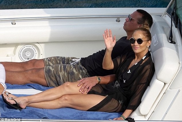 Jennifer Lopez hạnh phúc bên bạn trai kém 6 tuổi - 2
Đôi tình nhân đẹp thư thái ngắm cảnh biển bằng thuyền