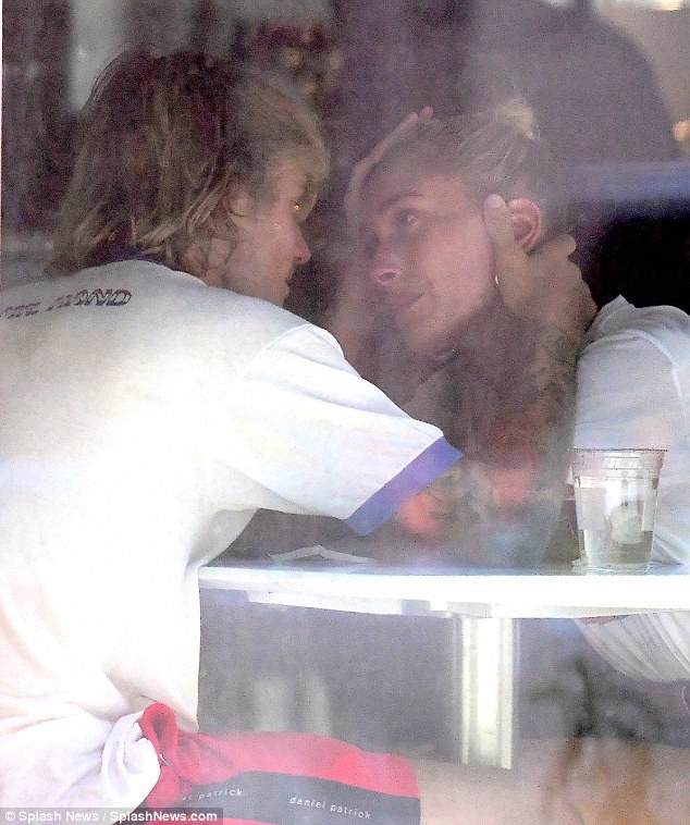 24 tuổi, “hoàng tử pop” mua sách để học cách có hôn nhân viên mãn - 4 Trong tuần này, khi cặp đôi Justin - Hailey vừa chính thức đính hôn, họ đã xuất hiện trước ống kính phóng viên với vẻ ngoài ủ dột, thậm chí còn cùng nhau khóc lúc ngồi trong quán café.