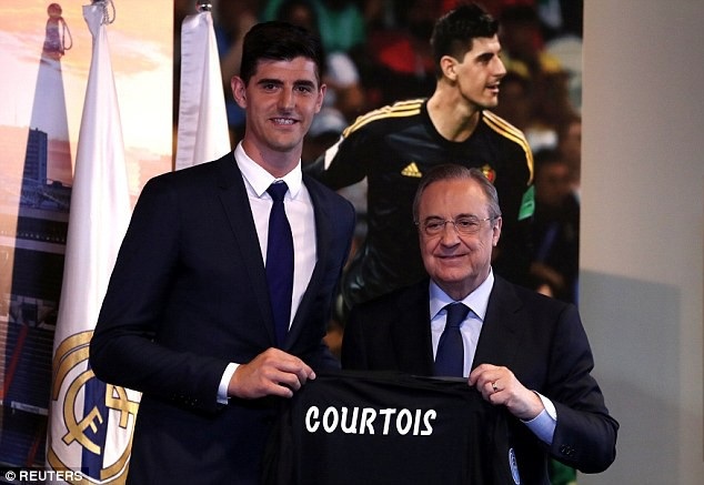 Courtois rạng rỡ hôn lên logo Real Madrid trong ngày ra mắt - 1 Courtois rạng rỡ hôn lên logo Real Madrid trong ngày ra mắt - 1