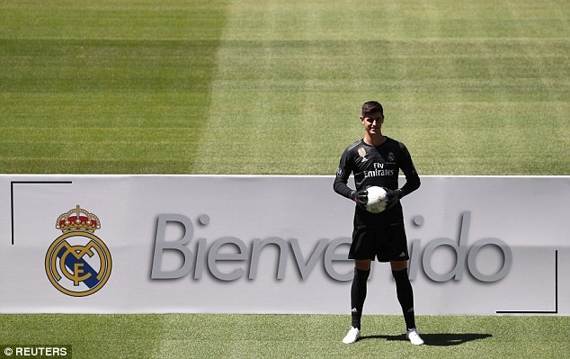 Courtois rạng rỡ hôn lên logo Real Madrid trong ngày ra mắt - 3 Courtois rạng rỡ hôn lên logo Real Madrid trong ngày ra mắt - 3