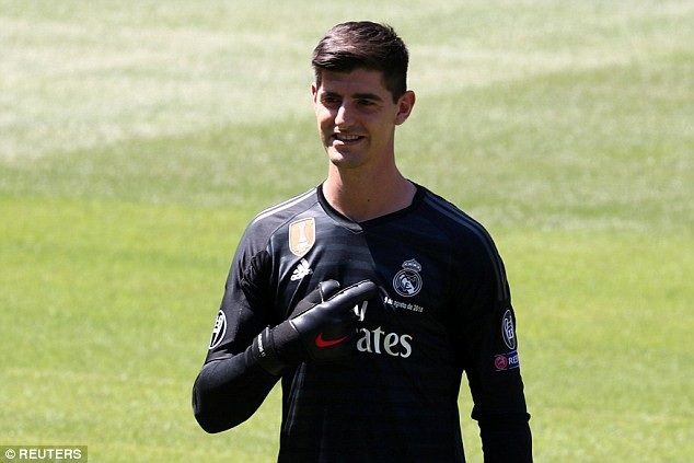 Courtois rạng rỡ hôn lên logo Real Madrid trong ngày ra mắt - 6 Courtois rạng rỡ hôn lên logo Real Madrid trong ngày ra mắt - 6