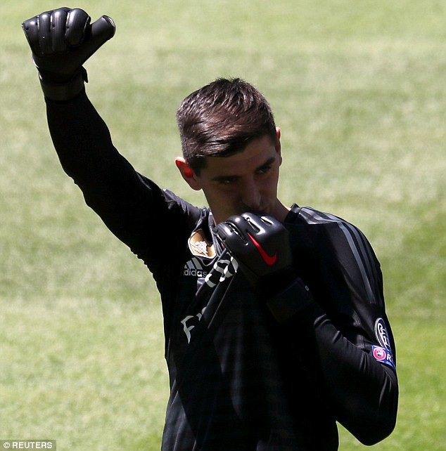 Courtois rạng rỡ hôn lên logo Real Madrid trong ngày ra mắt - 5 Courtois rạng rỡ hôn lên logo Real Madrid trong ngày ra mắt - 5