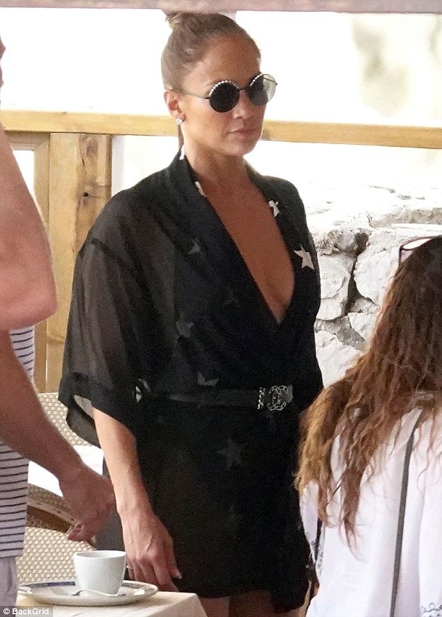 Jennifer Lopez hạnh phúc bên bạn trai kém 6 tuổi - 8
Vì thế họ tận hưởng cuộc sống rất xa hoa bên nhau