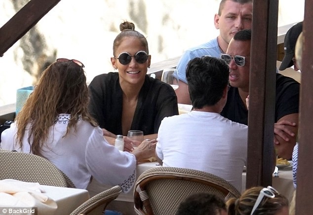 Jennifer Lopez hạnh phúc bên bạn trai kém 6 tuổi - 9
Cặp đôi ghé vào một nhà hàng để ăn tối