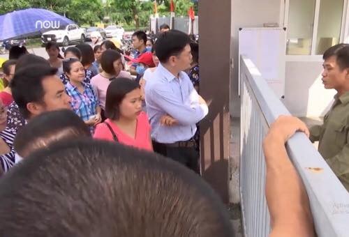 Hà Nội: Hàng trăm phụ huynh “bao vây” cổng trường vì phân tuyến - 1 Phụ huynh tụ tập trước cổng trường Tiểu học Cao Bá Quát để phản đối việc phân tuyến (Ảnh: N. Hà).