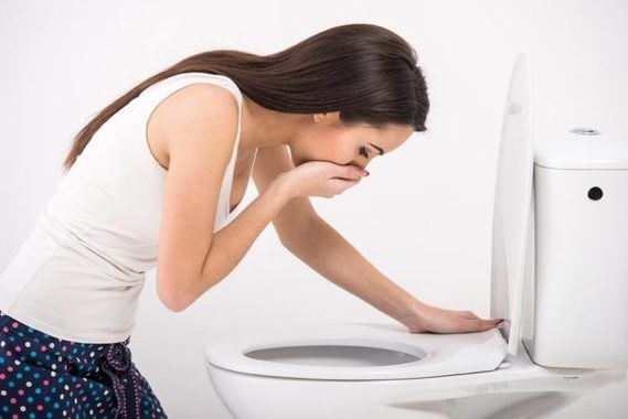Các triệu chứng mang thai theo từng ngày sau khi rụng trứng - 2 Buồn nôn là triệu chứng phổ biến khi mới bắt đầu có thai.