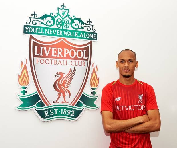 Top 10 CLB vung nhiều tiền nhất Premier League: “Kẻ bé họng” nổi loạn - 1
HLV Jurgen Klopp từng dè bỉu người đồng nghiệp Mourinho “vung tay quá trán”. Thế nhưng, chính Liverpool đã rơi vào tình cảnh ấy. Trong kỳ chuyển nhượng mùa Hè 2018, họ đã chi tới 163,9 triệu bảng để chiêu mộ 4 tân binh như Alisson, Naby Keïta, Fabinho hay Xherdan Shaqiri. Đương nhiên, sức mạnh cũng như chiều sâu đội hình của The Kop sẽ được cải thiện đáng kể. Họ là ứng cử viên sáng giá trong cuộc cạnh tranh chức vô địch Premier League.