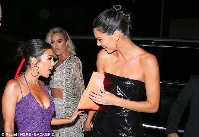 Siêu mẫu bạch biến quyến rũ dự tiệc - 12
Kourtney Kardashian sinh ba con dáng vẫn hoàn hảo
