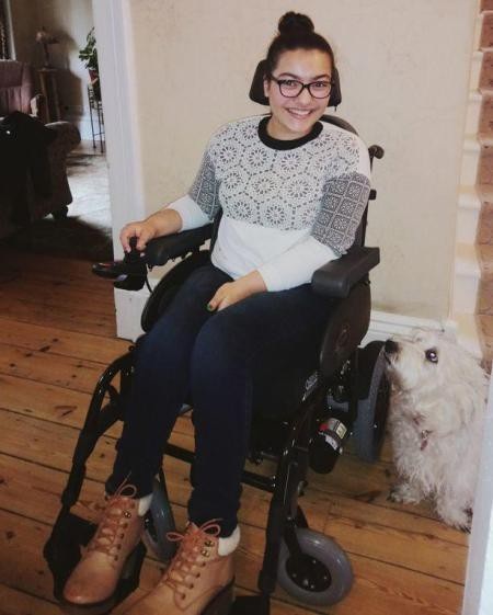 Nhiễm ký sinh trùng vì để lọt nước máy vào kính áp tròng - 3 Hội chứng mệt mỏi kinh niên khiến Sype phải sử dụng xe lăn