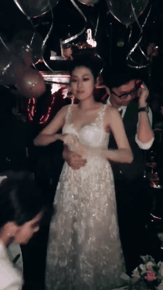 Dự sinh nhật “mẹ nuôi” Mai Phương Thuý, Tú Anh bị soi vòng 2 to bất thường - 4 Ở hình ảnh đi quẩy cùng chồng và bạn bè sau lễ cưới, Tú Anh cũng lộ vòng 2 to lùm lùm.