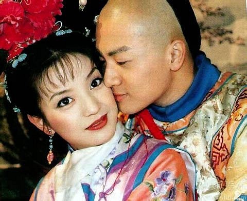 Tình bạn đẹp 20 năm của Triệu Vy và Tô Hữu Bằng - 2
Tô Hữu Bằng và Triệu Vy bắt đầu nổi tiếng khi cả hai tham gia bộ phim truyền hình “Hoàn châu cách cách vào năm 1998. Trong phim, hai người vào vai cặp tình nhân cá tính và và đáng yêu Tiểu Yến Tử và Ngũ A Ka. Sau khi bộ phim đóng máy, có nhiều thông tin cho rằng, hai người hò hẹn nhưng cả hai đều khẳng định họ chỉ xem nhau như anh em đồng nghiệp thân thiết.