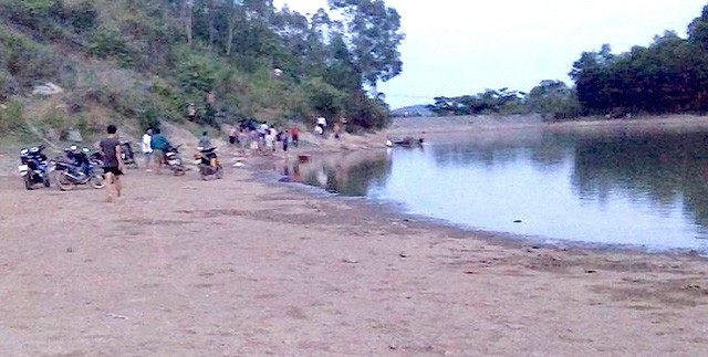 Nghệ An: Hai ngày, 3 trẻ nhỏ chết đuối thương tâm - 1 Một vụ đuối nước tại Đập Choạc, huyện Yên Thành (Nghệ An) khiến 3 chị em họ tử vong.